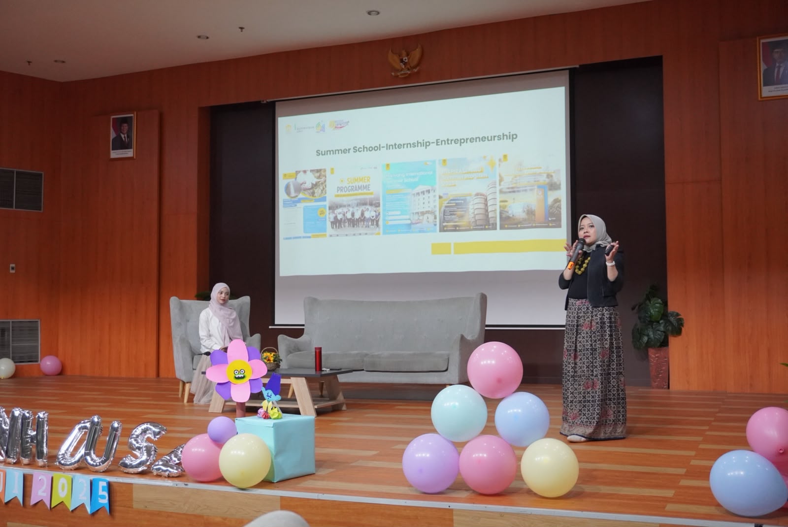 Pembicara membawakan materi seminar di atas panggung auditorium Open House FKG UI 2025