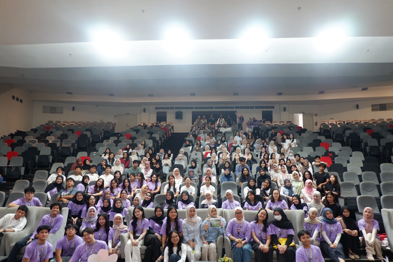 Foto bersama seluruh peserta dan panitia Open House FKG UI 2025 di auditorium